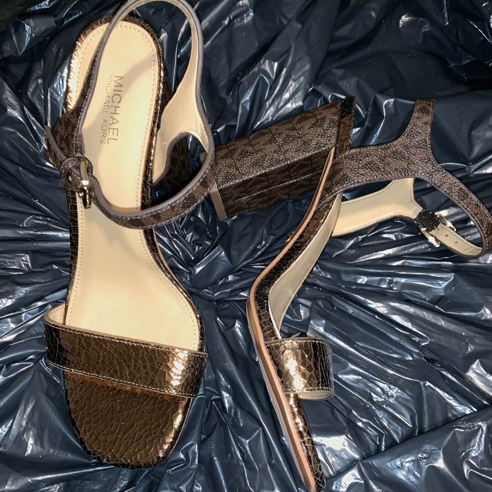 🔴🔴SOLD🔴🔴Authentic Michael Kors sandals
